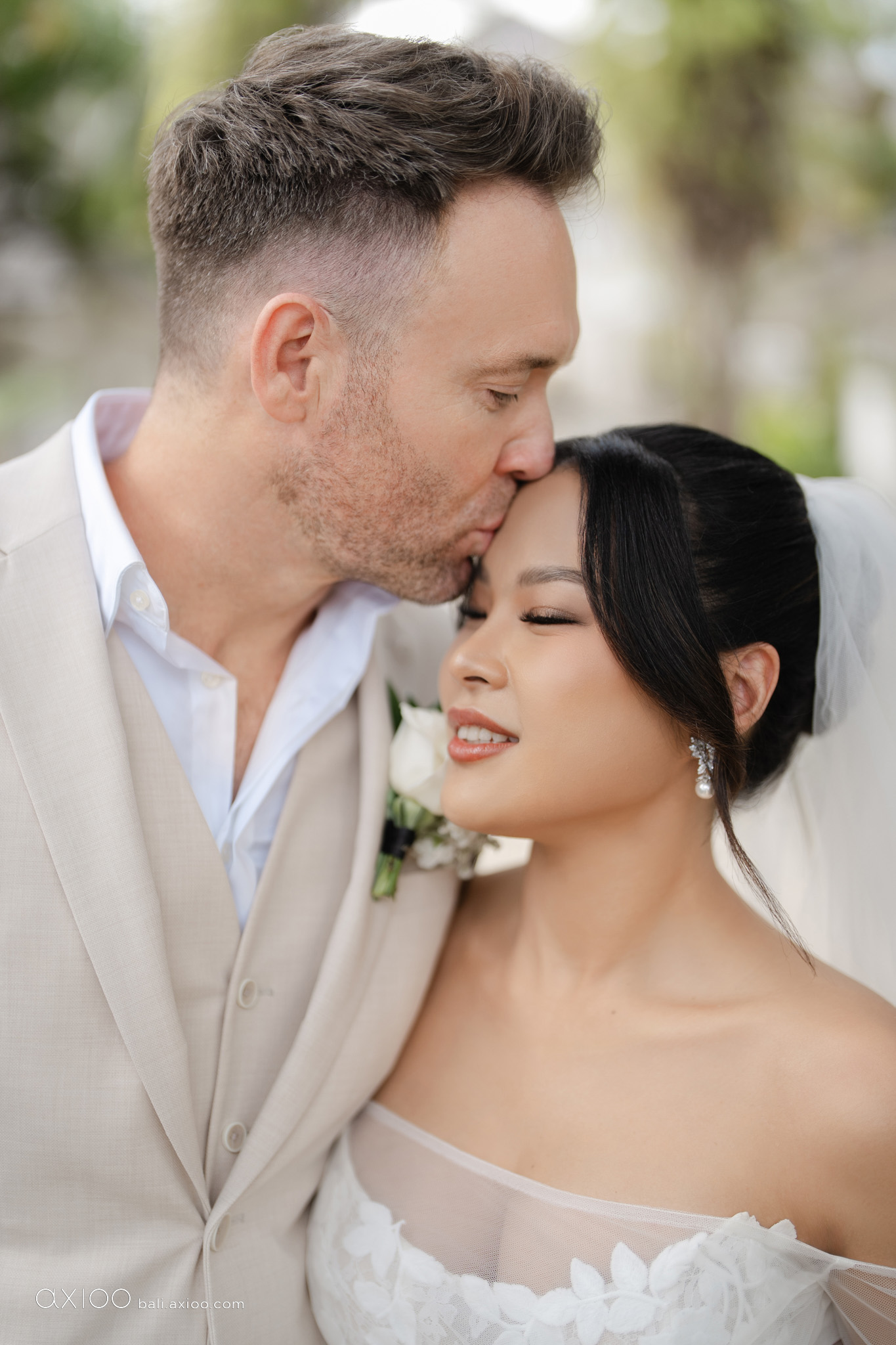 Axioo: A Universe of Love